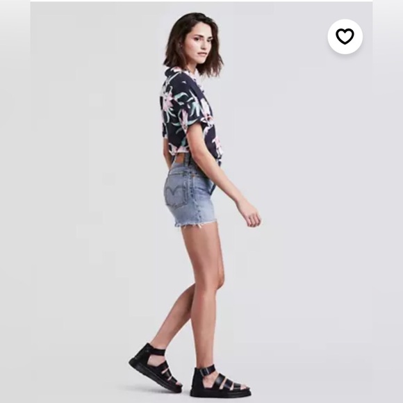 NWOT Levis Wedgie Fit Denim Jean Short Cutoff Raw Hem Distressed Womens Size 27 - Picture 3 of 12